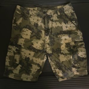 Men’s Size 36 Carbon Camo Cargo Shorts. EUC